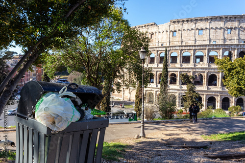 Canvas Print Accumulation of garbage in a park near the Coliseum