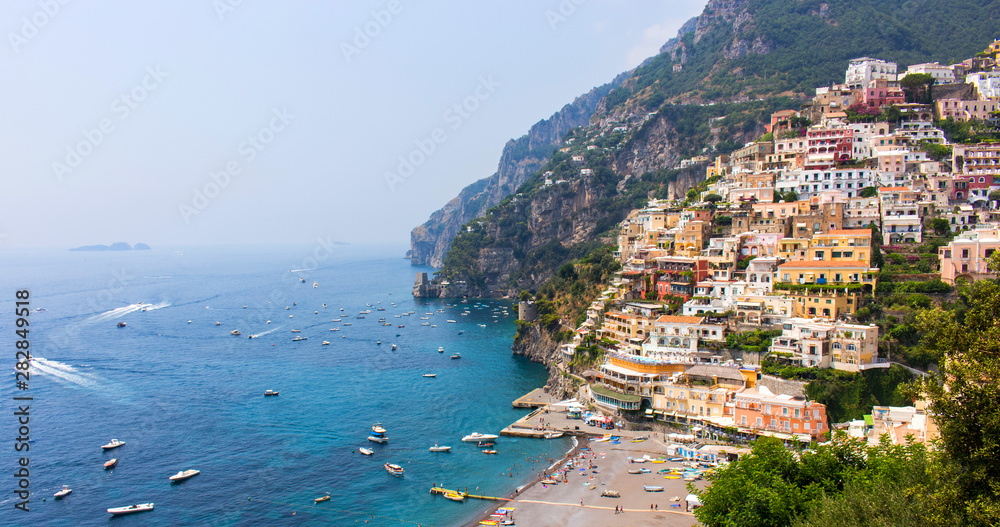 Panorama of Positano village on the Amalfi Coast, in Italy (Campania). Blue sky and idyllic sea, a sunny summer day with beach and colorful houses. – Image