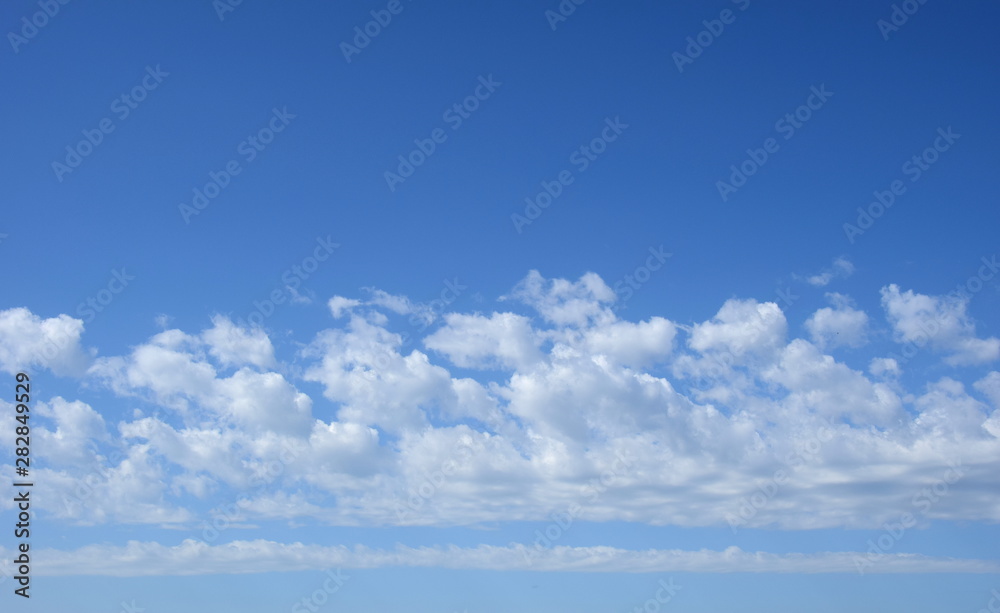 Schäfchenwolken am blauen Himmel - Hintergrund Schäfchenwolken am blauen Himmel - Hintergrund
