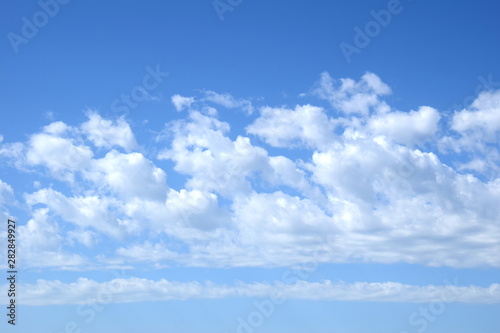 Wolkenbild - Schäfchenwolken vor blauen Himmel