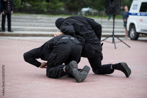 Canvastavla police training with a knife