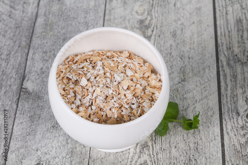 Raw oats in the bowl © Andrei Starostin