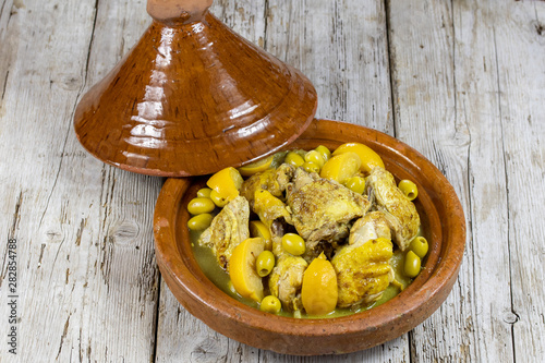 tajine de poulet au citron et olives photo