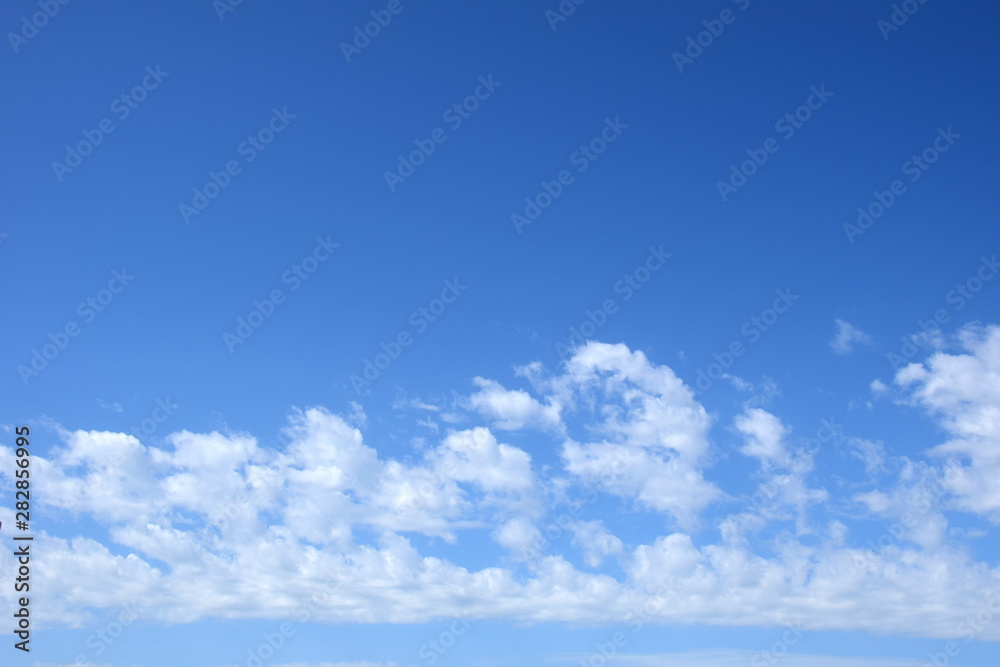 Schäfchenwolken am blauen Himmel - Hintergrund Schäfchenwolken am blauen Himmel - Hintergrund
