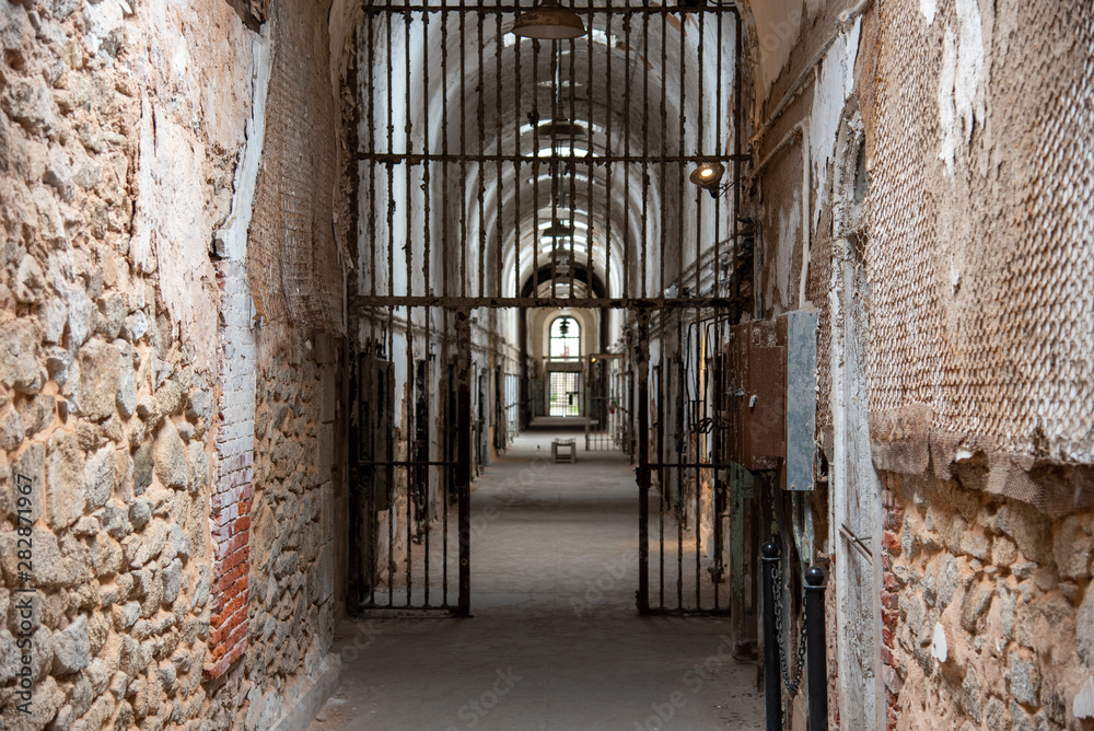 Obraz premium Prison corridor with cells on both sides