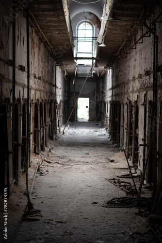 Prison corridor in disrepair © rmbarricarte