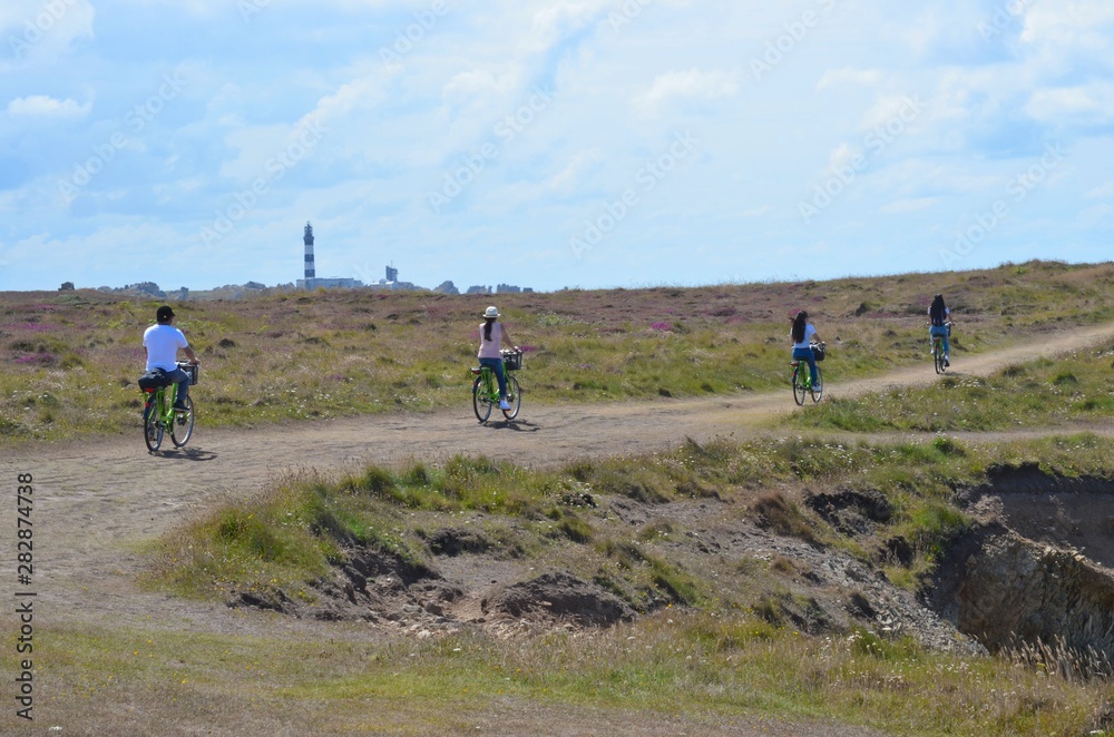 Obraz premium Bicycle ride (promenade à vélo), île Ouessant, France