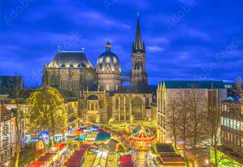 Fotografía Aachen Cathedral with Christmas market during blue hour