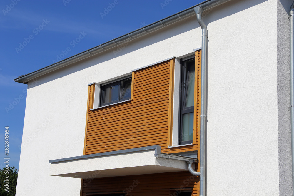 Fassade mit Holzpaneelen