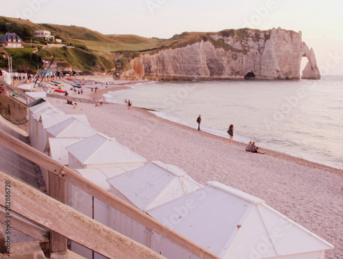 étretat en normandie et ses falaises ,paysage ,tourisme