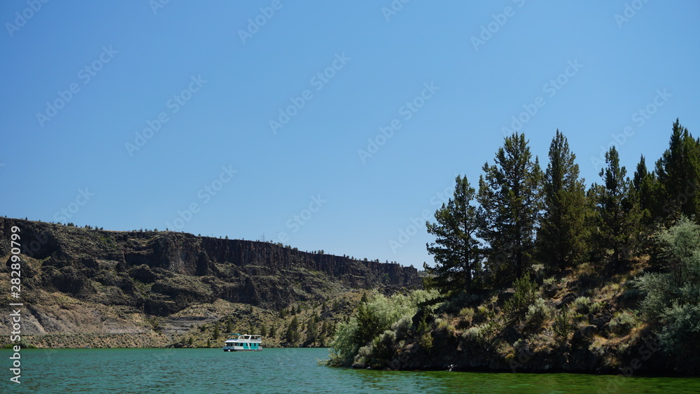 Obraz premium boating on the lake