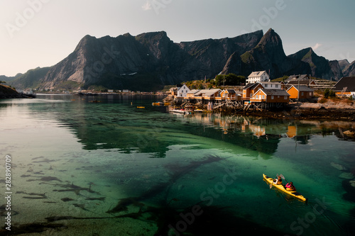 Foto kayaking in lofoten islands. kayaking in Reine, lofoten islands