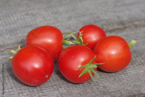 Five red tomatos