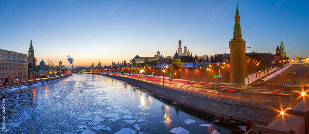 Obraz premium moscow kremlin and river at night
