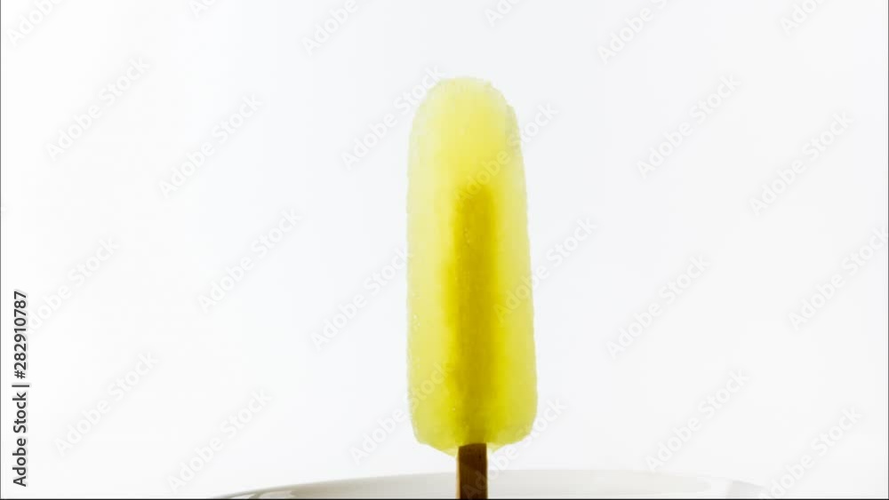 Polo de hielo derritiéndose por la calor
