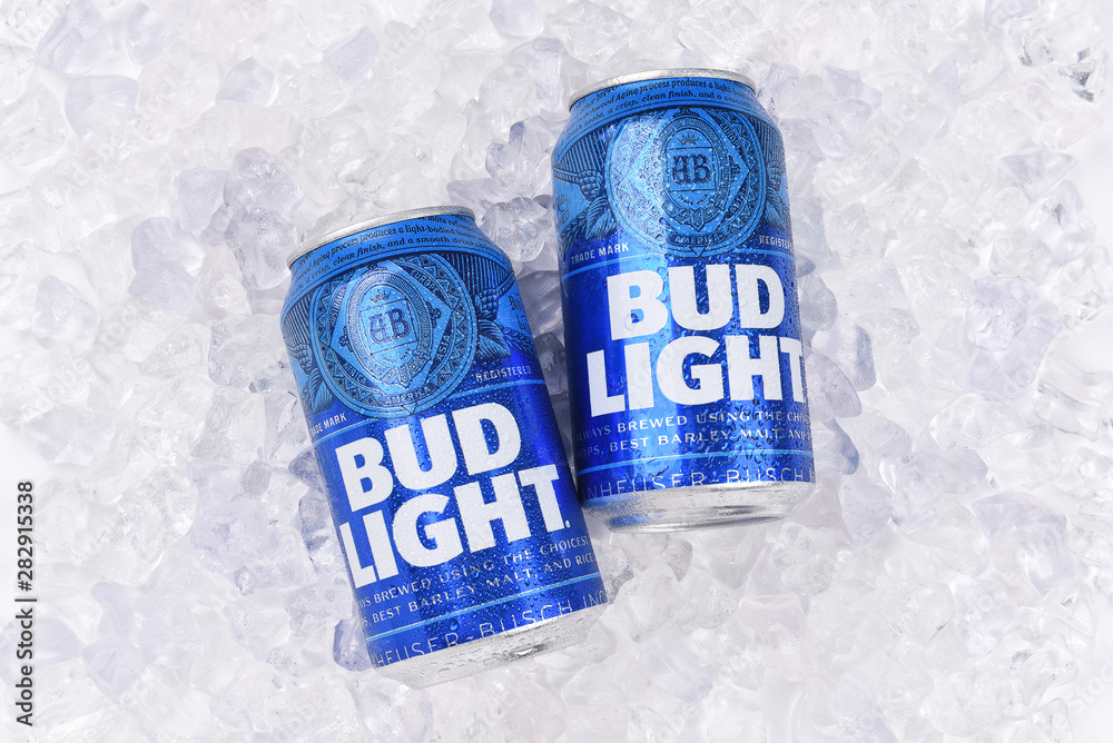 Foto Stock IRVINE, CALIFORNIA AUGUST 25, 2016 Bud Light Cans in ice