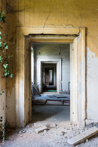 Urban exploration in an abandoned villa © Maurizio Sartoretto