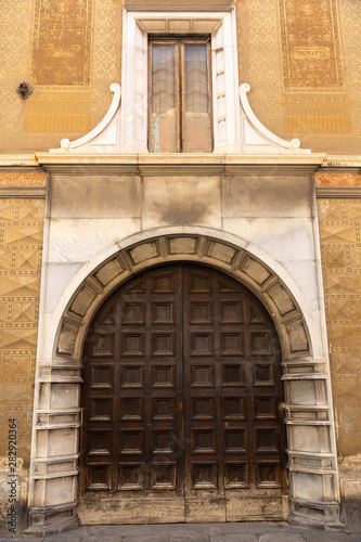 faccia palazzo con porta  ad arco e finestra italia