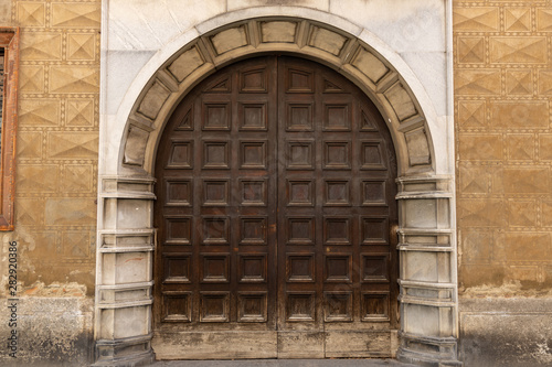 antica porta in legno ad arco con decorazioni italia