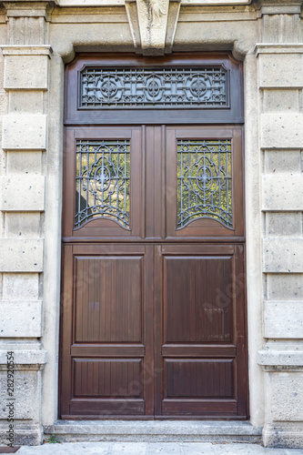 porta il legno con finestre ornamento in ferro