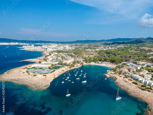 Foto Ibiza summer. Ibiza hotels. Port Des Torrent Beach, Ibiza. Spain.