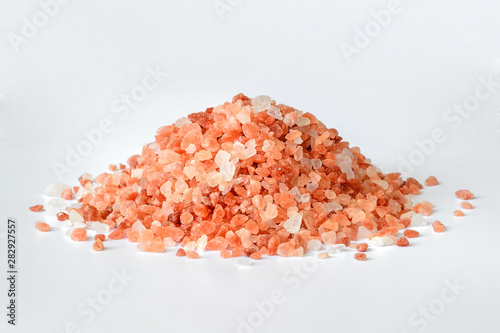 Bilde på lerret Heap of pink himalayan salt crystals on white background