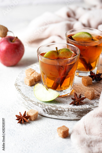 Fotografia Spicy apple cider, autumn drink