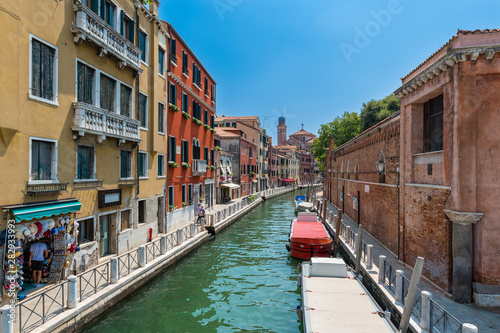 Farbenfrohe Stadt Italiens - Venedig mit Kanal und Booten