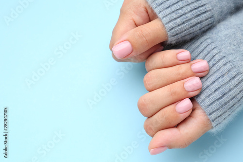 Fototapeta Ręce kobiety z pięknym manicure na kolorowym tle
