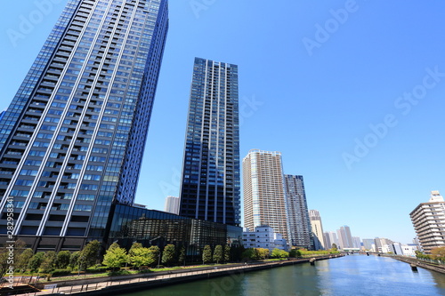 豊洲運河沿いに建ち並ぶタワーマンション群