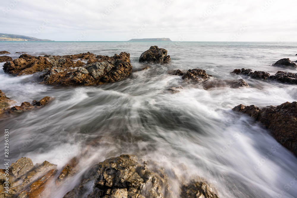 Obraz premium Long exposure on the beach looking out to Mana Island near Wellington in New Zealand