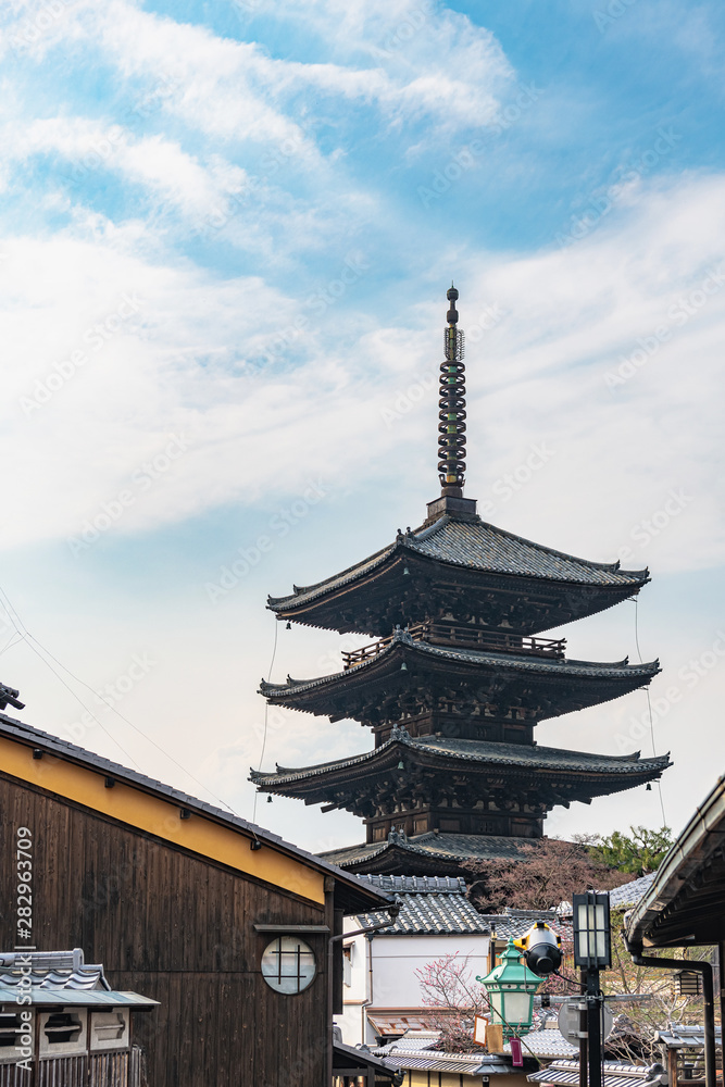 古都京都　八坂の塔と東山の町並み