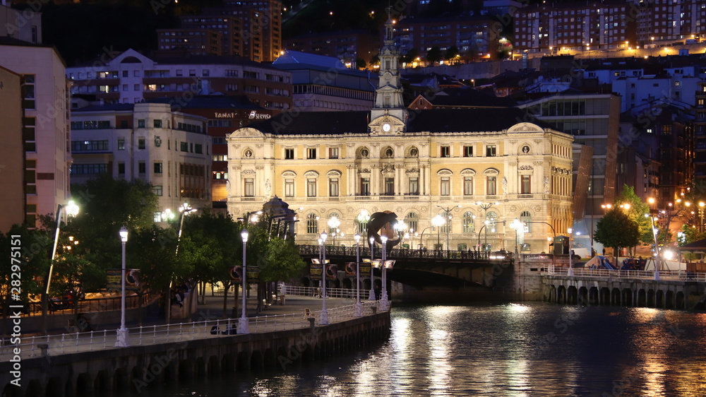 Bilbao en noche de primavera con hermoso clima caminado para apreciar su iluminación