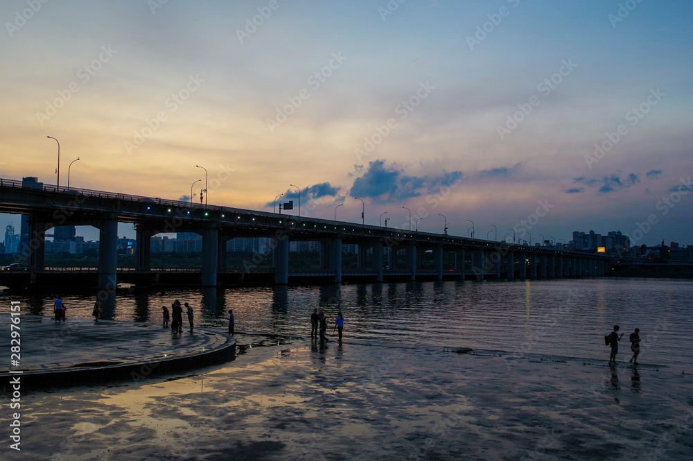 Obraz premium 夕暮れの漢江