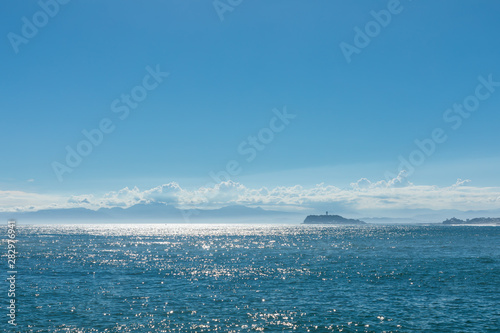 (神奈川県ｰ風景)光り輝く海に浮かぶ江の島５