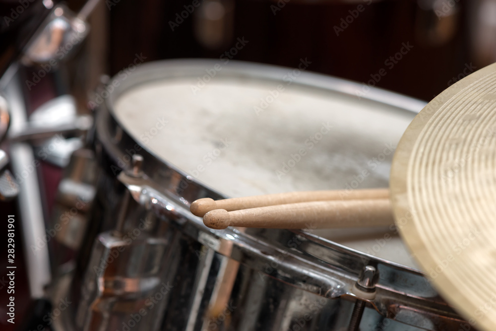 Obraz premium close view of a pair drumstick on a snare drum