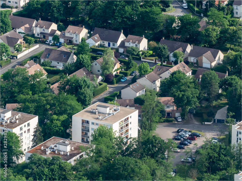 vue aérienne d'un lotissement à Verneuil-sur-Seine dans les Yvelines en France