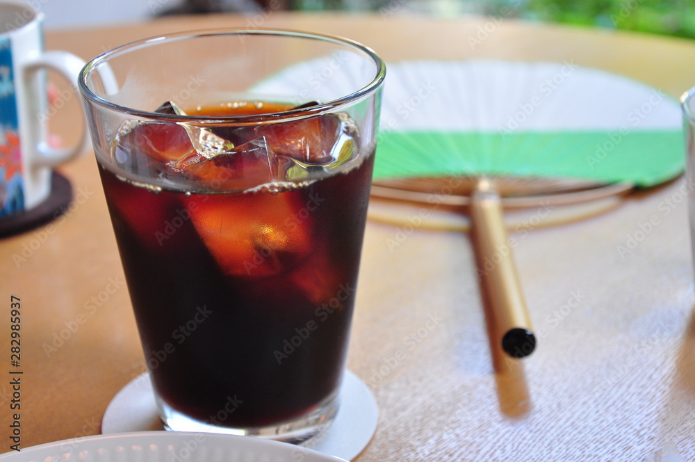 Fototapeta premium 夏はアイスコーヒーとうちわで涼む