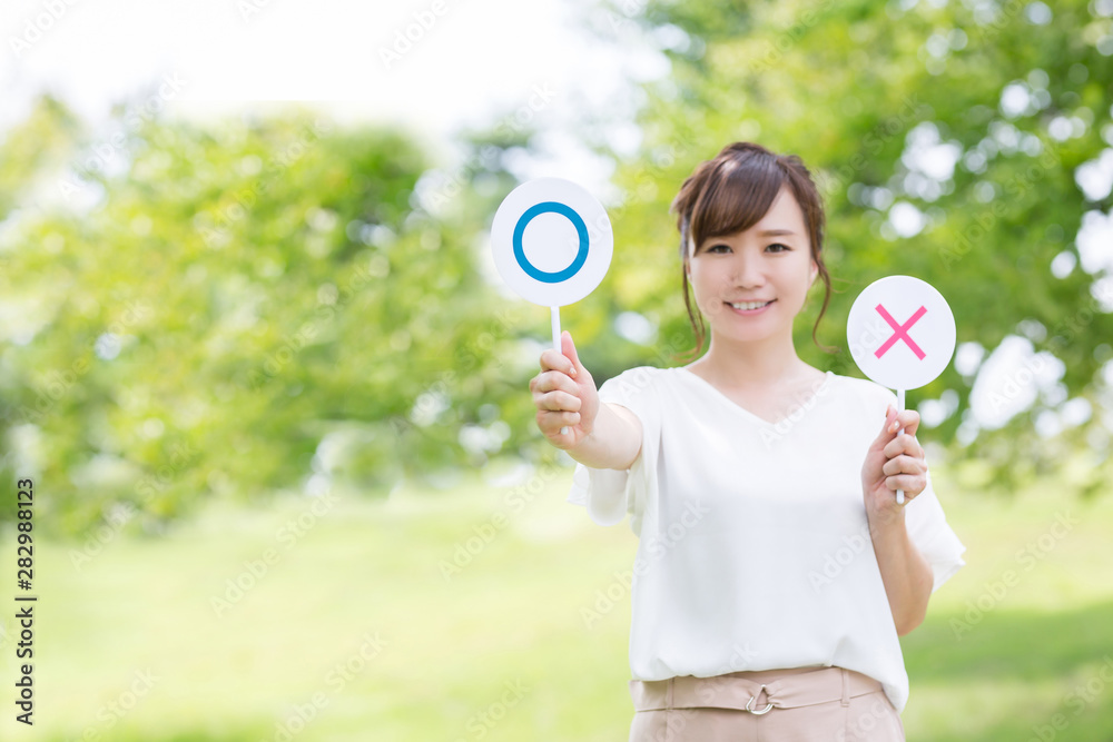 新緑の中のビジネスウーマン