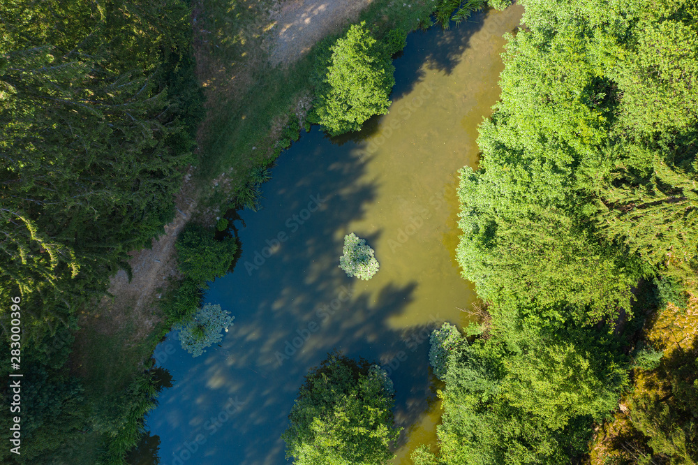 Blick von oben auf den Wispersee im Taunus/Deutschland