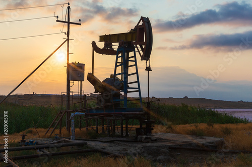 Fotografie Oil rocking at sunset