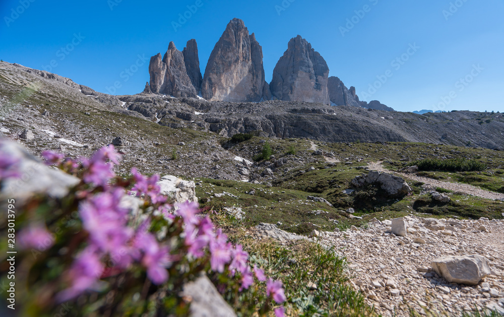 Panorama der drei Zinnen (italienisch Tre Cime di Lavaredo), ein markanter Gebirgsstock in den Sextner Dolomiten Panorama der drei Zinnen (italienisch Tre Cime di Lavaredo), ein markanter Gebirgsstock in den Sextner Dolomiten