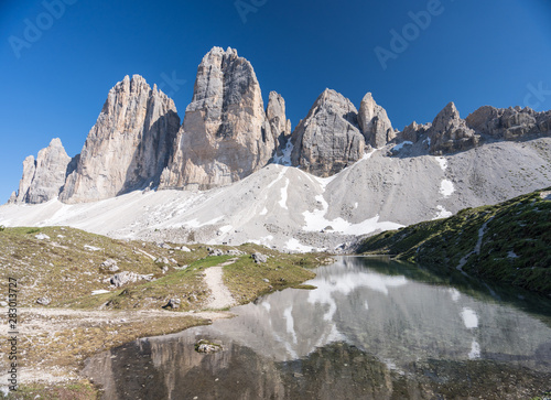 Panorama der drei Zinnen (italienisch Tre Cime di Lavaredo), ein markanter Gebirgsstock in den Sextner Dolomiten photo