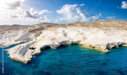 Panorama des popul  ren Sarakiniko Strandes und K  ste auf der Insel Milos mit wei  en Kreidefelsen und t  rkisem Meer  Kykladen  Griechenland