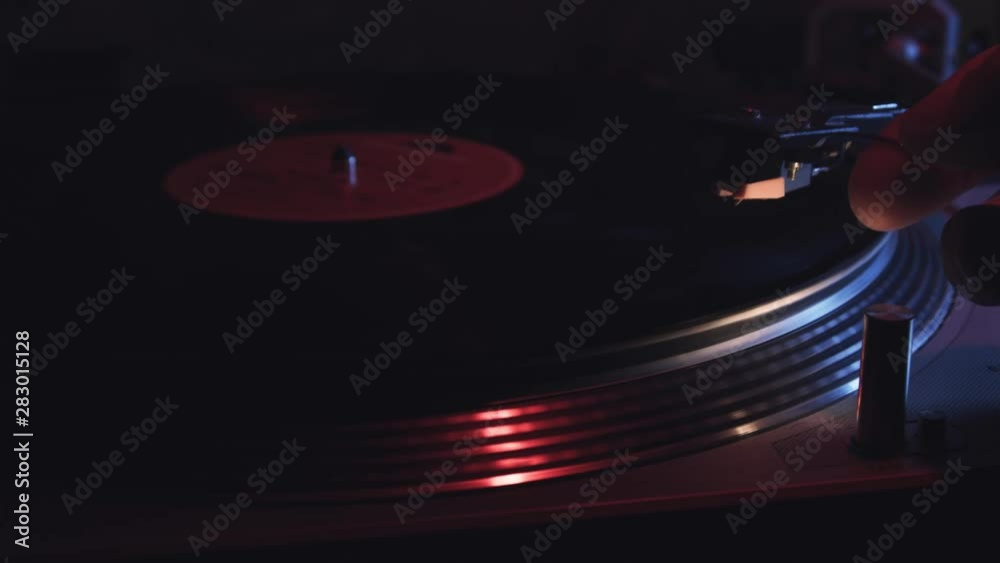 Tocadiscos en funcionamiento con un disco de vinilo