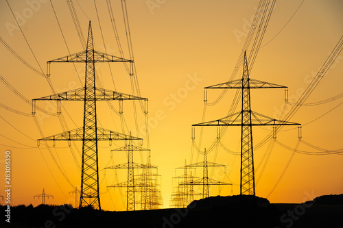 Freileitung; Strommasten, Überlandleitung; Netzwerk; Hochspannung; Energie; Elektrizität; Landschaft; Mast; ökologie; Umwelt; Himmel; gelb, Sonne