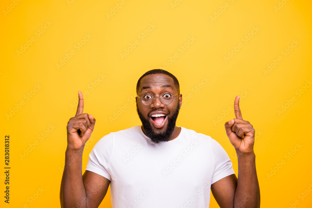 Close up photo of casual crazy rejoicing black man calling you to look up and buy what is specified there while isolated with vivid background - obrazy, fototapety, plakaty 