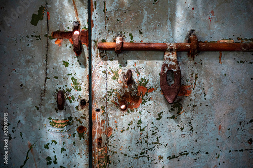 Fotografie Weathered vintage door handle at Chùa Ngọc Hoàng temple in Saigon
