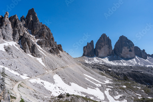 Wanderweg zu der Drei-Zinnen-H  tte in den Sextner Dolomiten  Italien