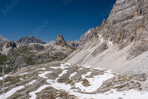 Panorama auf dem Drei-Zinnen-Wanderweg mit Blick auf die Hütte in den Sextner Dolomiten © Julia Hermann
